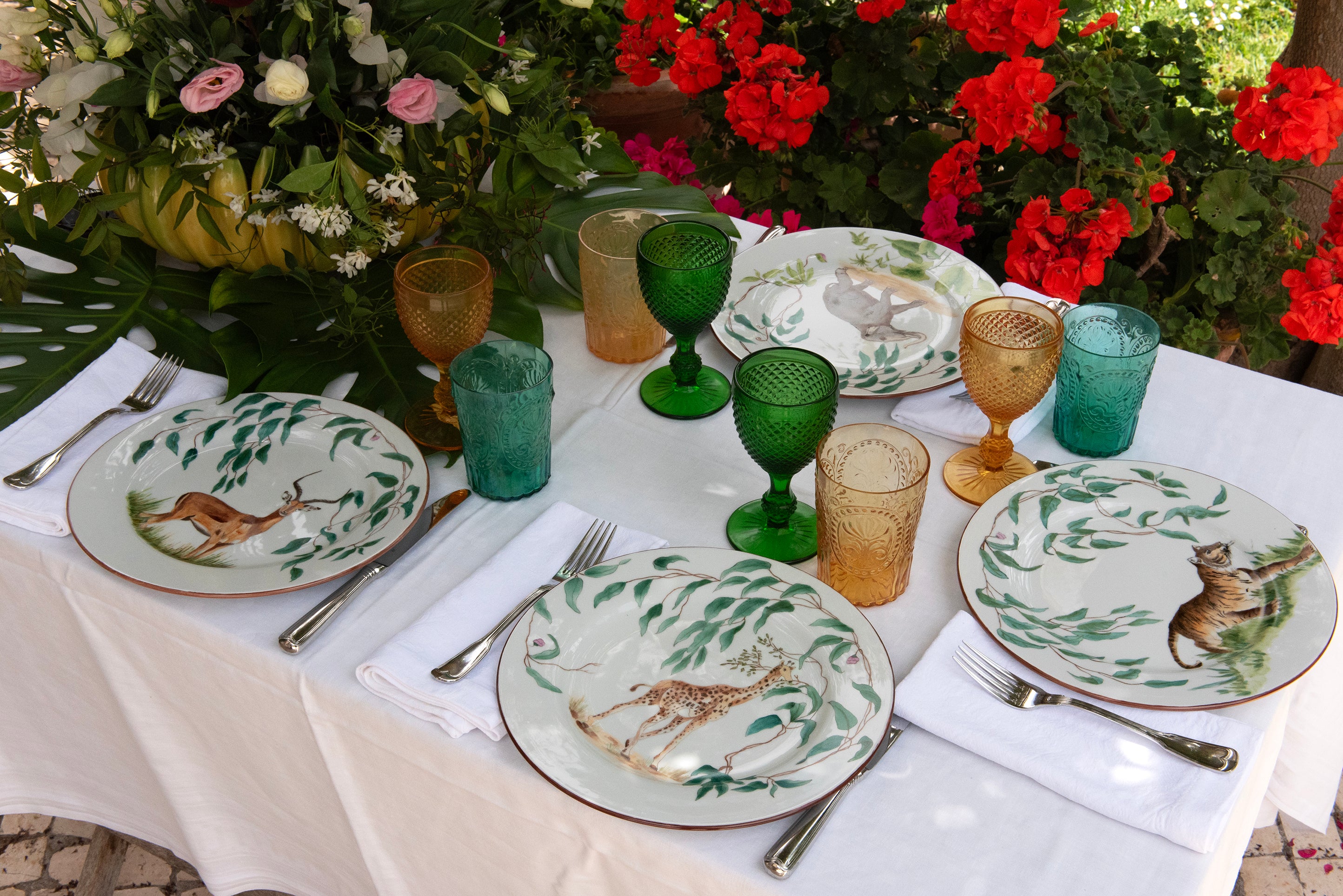 EVM Porcelain lifestyle mood image "Taste of Africa" all animals on a set table with plants