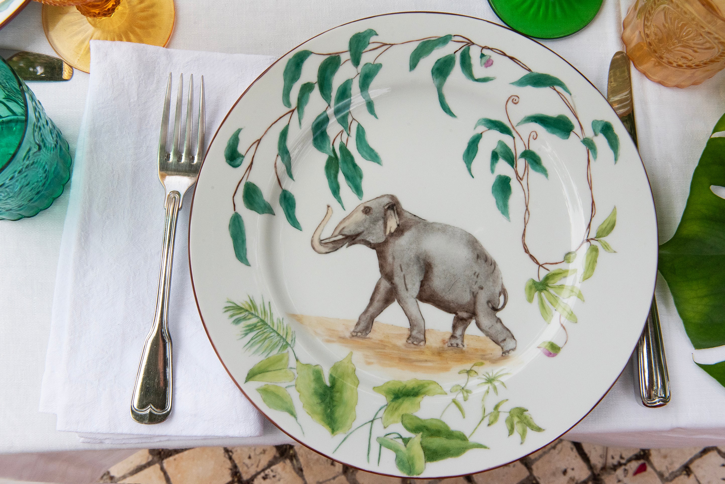 EVM Porcelain lifestyle mood image "Taste of Africa" entire plate showing an Elefant set up on a table with decoration and cutlery