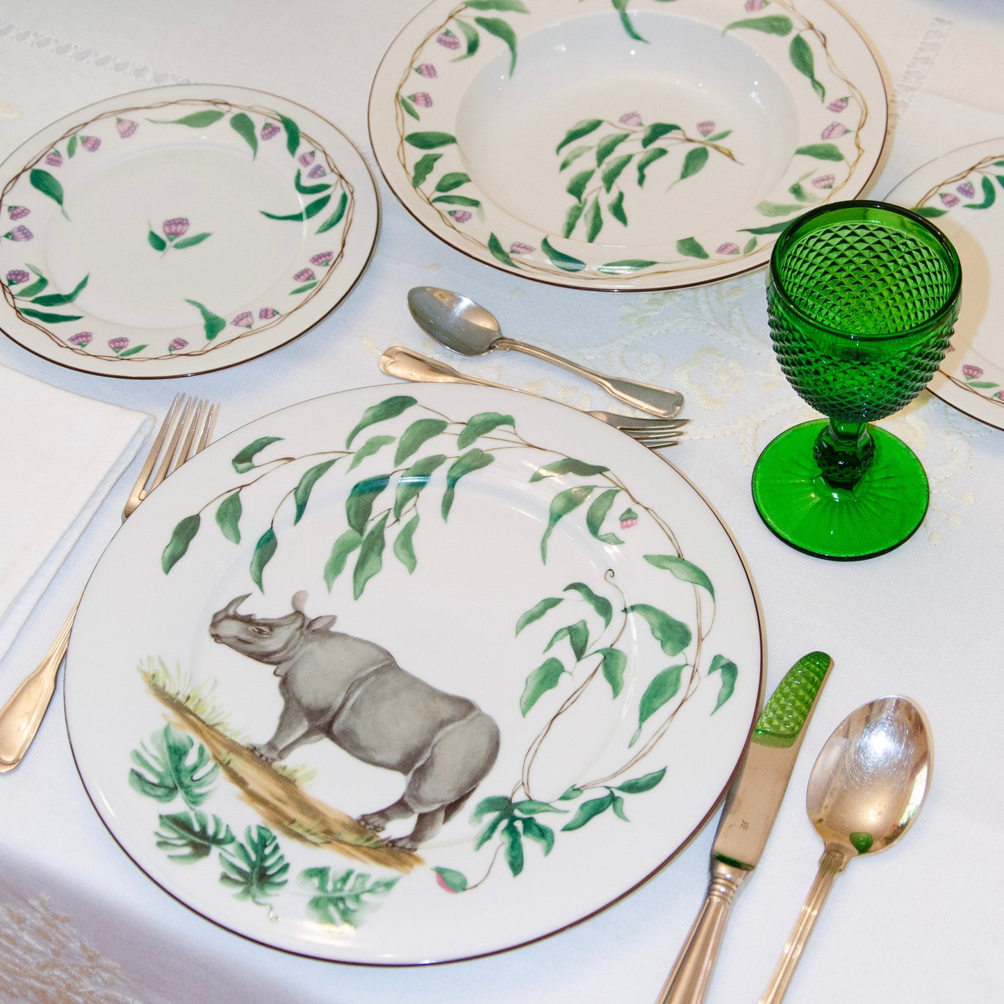 "A Taste of Africa" Porcelain Dinnerware Set – 24-Piece Collection